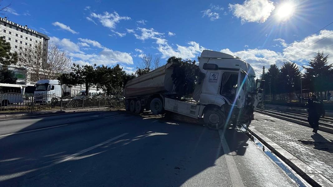 Konya'da feci kaza! TIR ağaçları ezdi,  karşı şeritte durabildi! Sürücü ağır yaralı 6